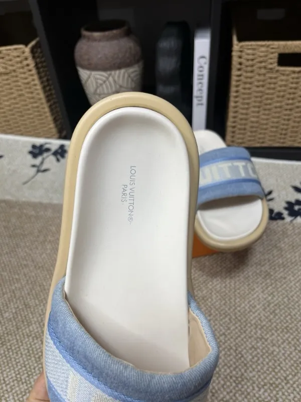 P320💰[New model] Long-term availability, 2025 new model, couple model [LOUlS VUlTTON] comes with drawer box, bag, card, invoice "Louis Vuitton ~ unique modern sandals. 》LV counter purchasing 🏃Men's and women's casual slippers, sold at the same time at the counter, the original old flower material upper is soft and comfortable, (refuses to discolor and rub the feet) sole: original factory special combination original sole, code number: 35--46 4 multiple colors 🉑️ to choose from